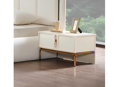 Stilvolle Nachttische mit goldenen Akzenten und geräumigen Schubladen