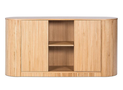 Elegantes Sideboard mit vertikalen Holzstreifen und offenen Fächern