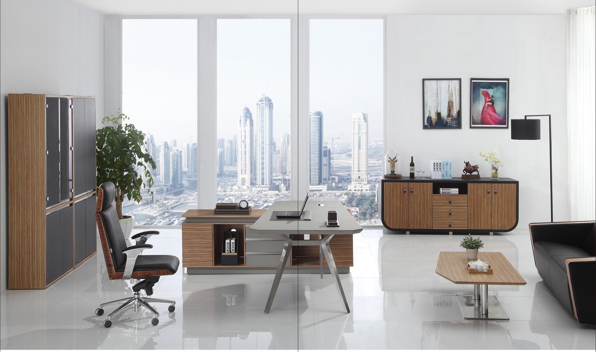 Moderner Holzsessel in Naturfarben