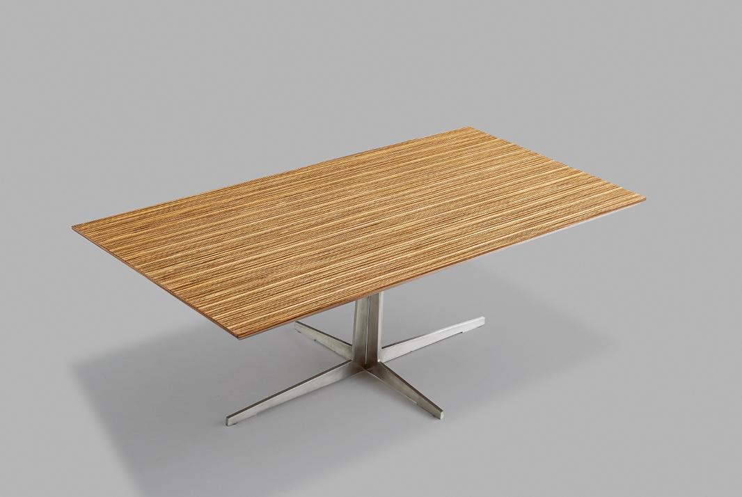 Moderner Couchtisch aus Furnier und Edelstahl in Naturfarben