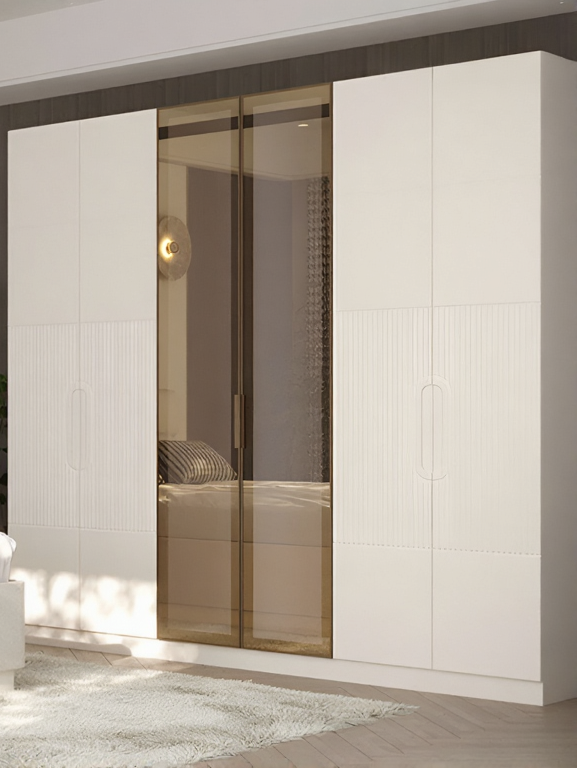 Eleganter Kleiderschrank mit Glaselementen und goldenen Akzenten stilvolle Möbel